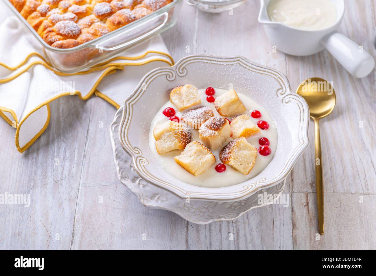 Panini dolci cechi, panini dolci in polvere con zucchero (Buchteln, Buchty) e budino alla vaniglia Foto Stock