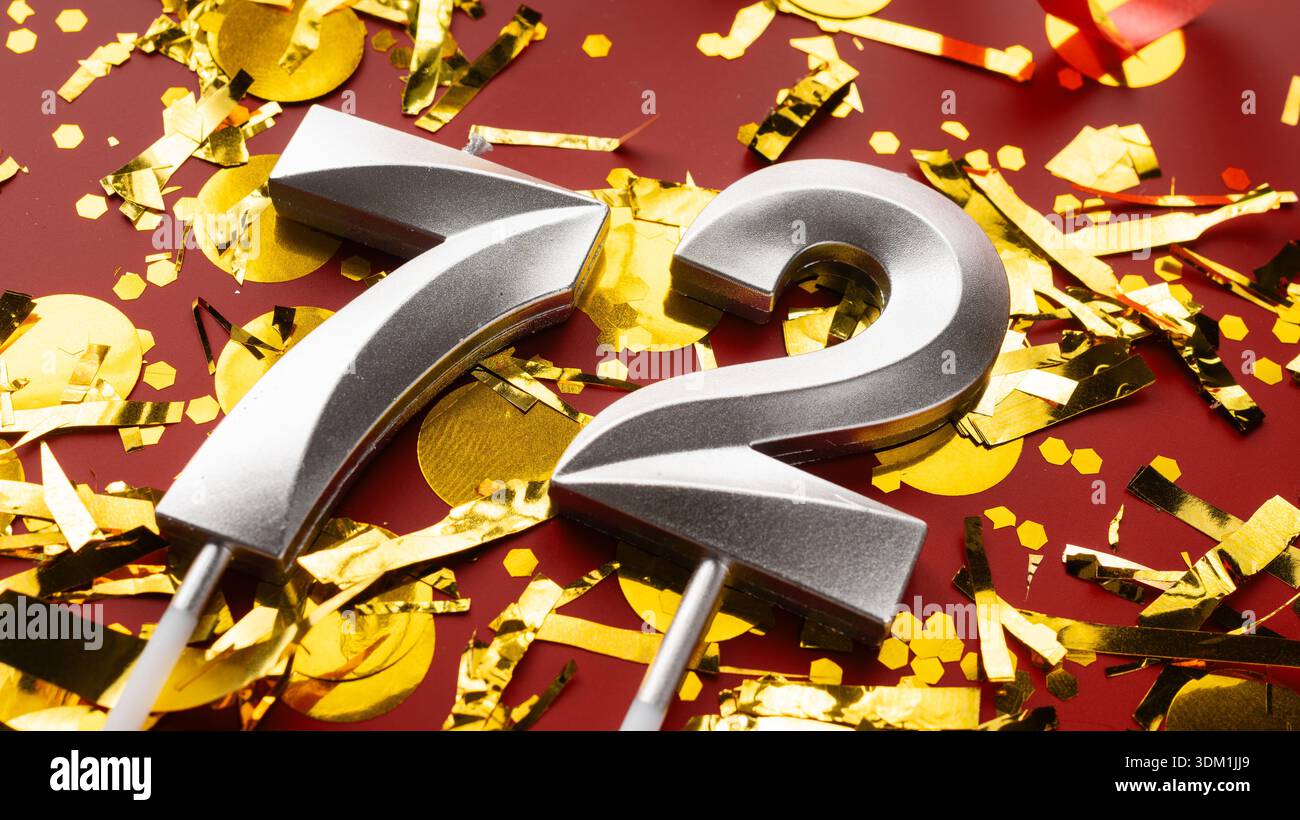 Numero 72 per festeggiare il compleanno della festa in rosso con sfondo coriandoli. settantadue anni di compleanno. concetto di compleanno, anniversario e data. co Foto Stock