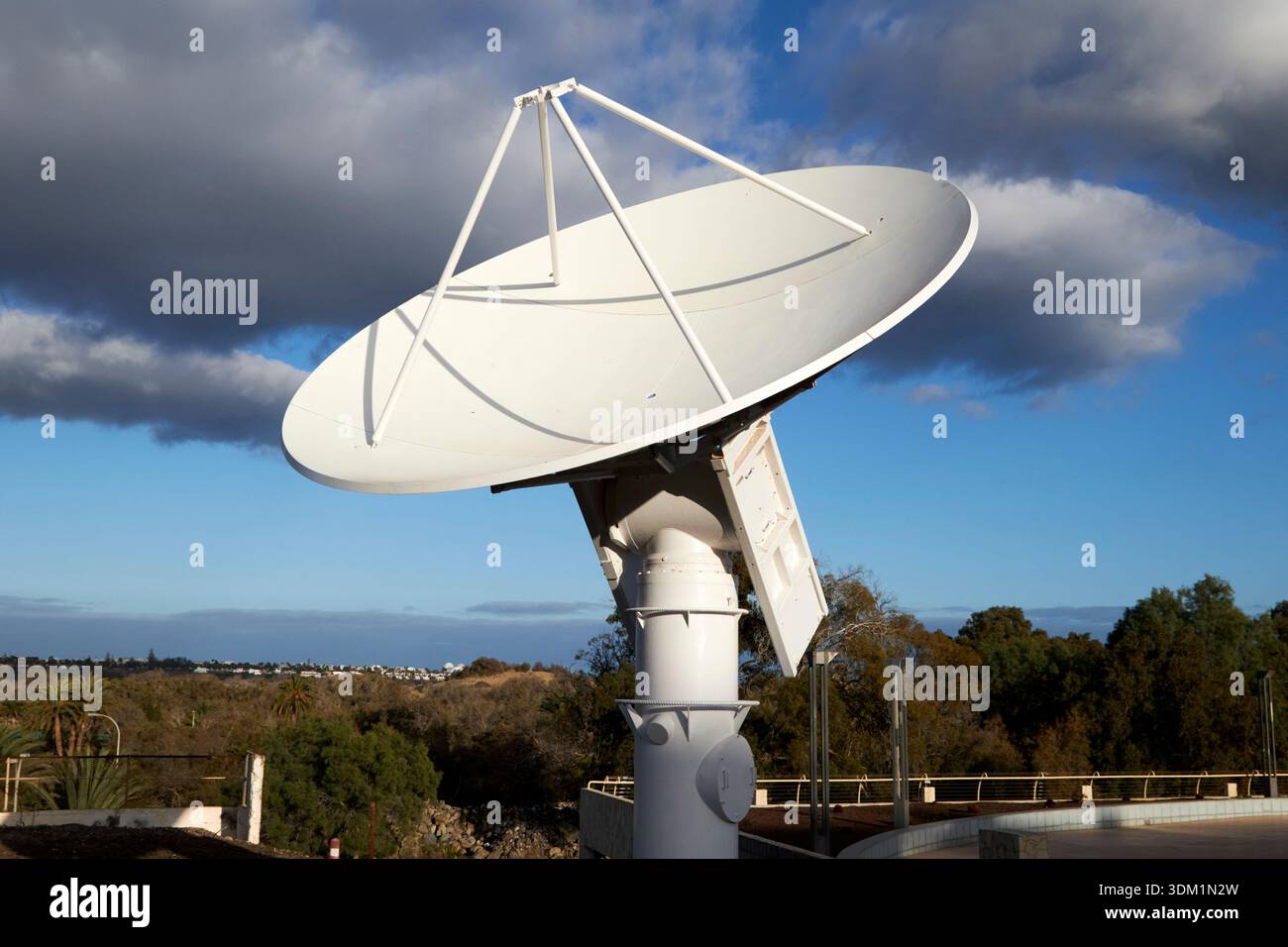 monumento commemorativo all'antenna satellitare inta nel sito originale della stazione maspalomas di gran canaria, isole canarie, spagna Foto Stock
