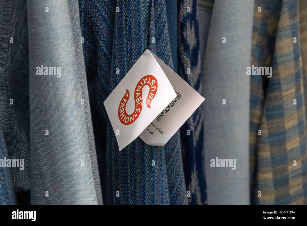 Tailandia, Isaan, Sakon Nakhon, progetto Donkoi Sustainable Village, marchio di moda sostenibile su tessuto Foto Stock
