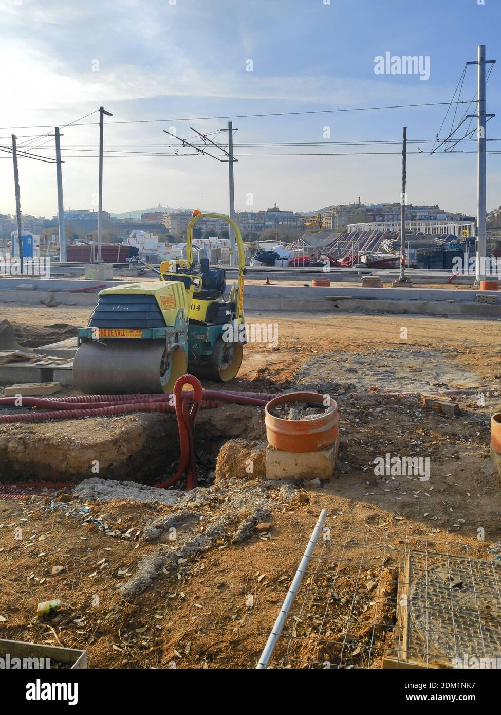 Fotografia verticale delle opere nel quartiere Glories della città di Barcellona, ​​pipes, fossati e un rullo a vapore o un rullo compattatore Foto Stock