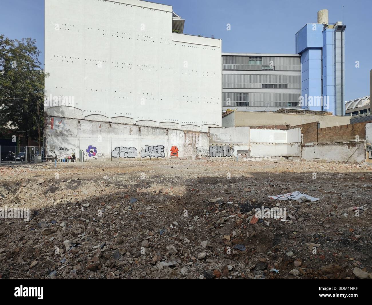 Campo aperto o appezzamento di terreno nella città di Barcellona in attesa della costruzione di un nuovo condominio Foto Stock