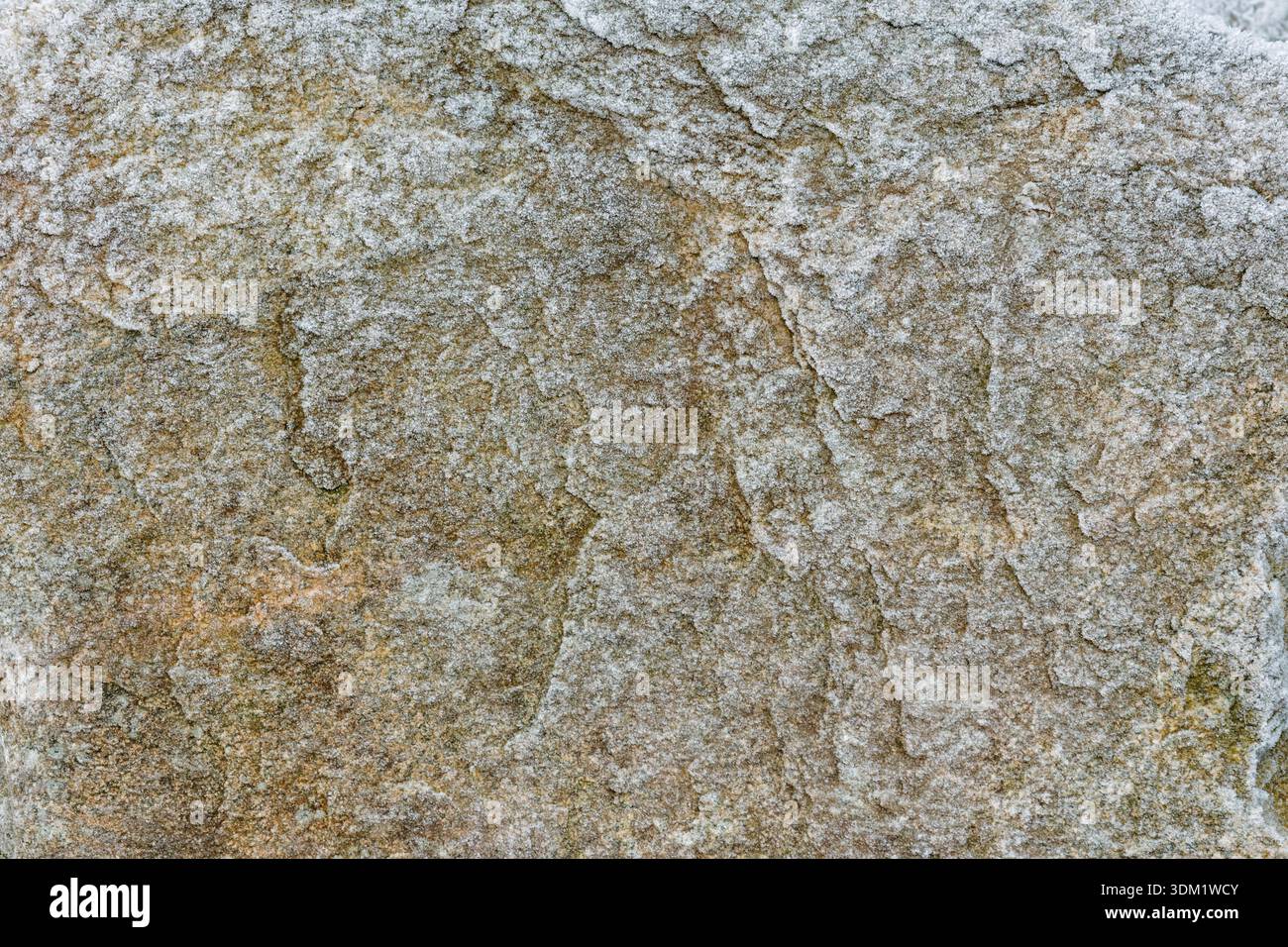 La pietra ruvida è ricoperta da un delicato strato di gelo, che mostra l'arte della natura nella quiete dell'alba invernale. Foto Stock