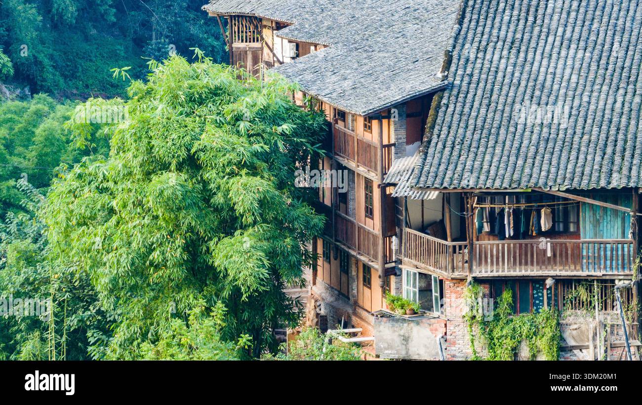 Antica città di Bing'an a Guizhou, Cina, caratterizzata da tradizionali palafitte in legno costruite lungo una valle fluviale e colline boscose. Foto Stock