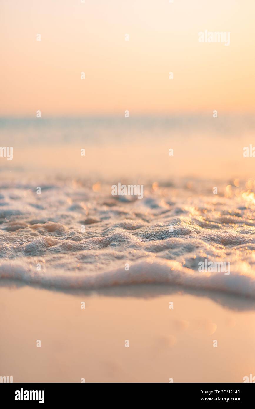 Suggestivo Sunset Beach da sogno Close Up Waves Sandy Shore Tropical Coastline sfocato sfondo Horizon Ocean Seascape Summer Dusk Foto Stock