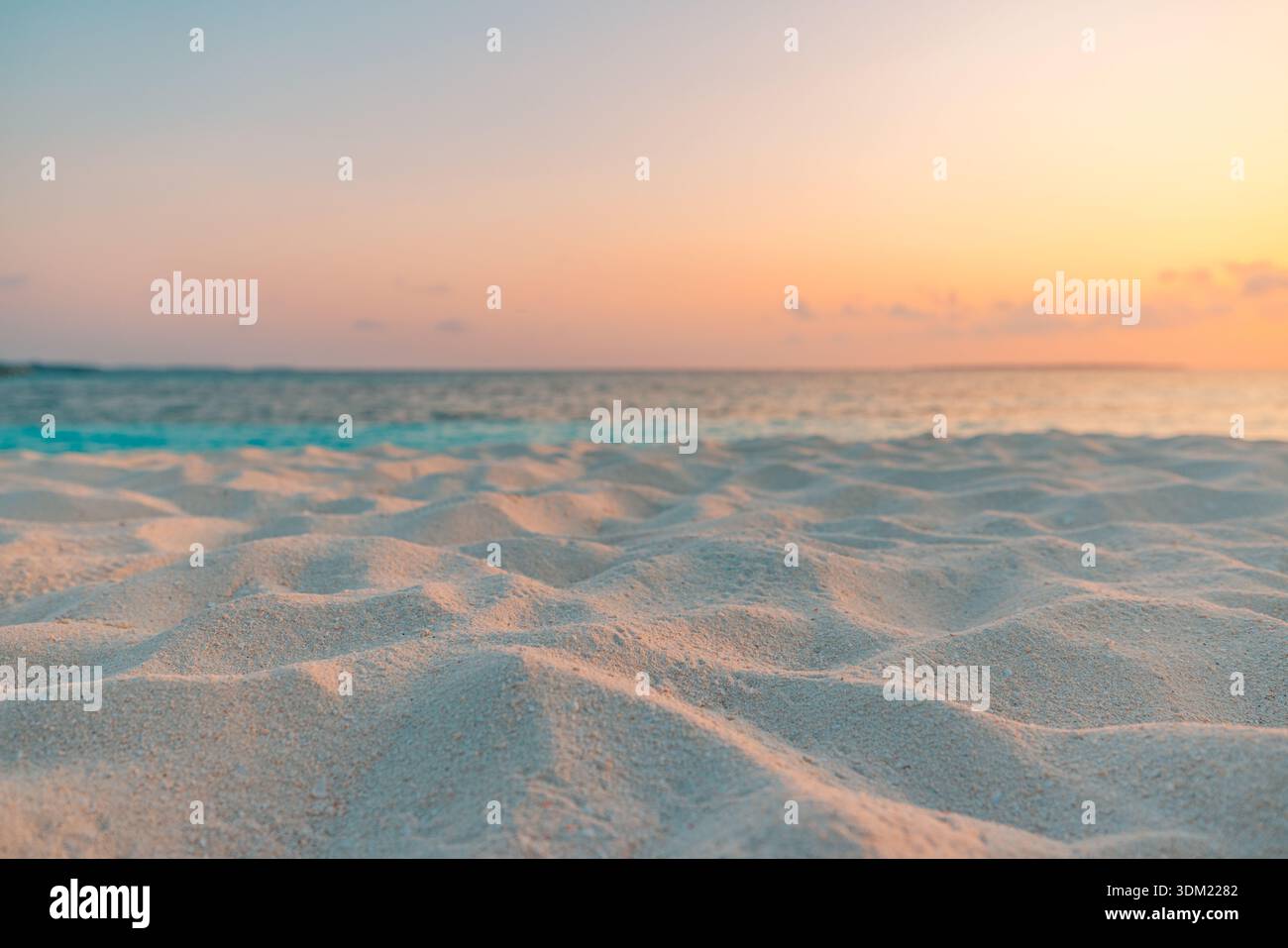Splendida spiaggia tropicale tramonto dorato spiaggia di sabbia soffice basso angolo caldo bagliore acqua turchese ravvicinato serena tappezzeria estiva da sogno Foto Stock