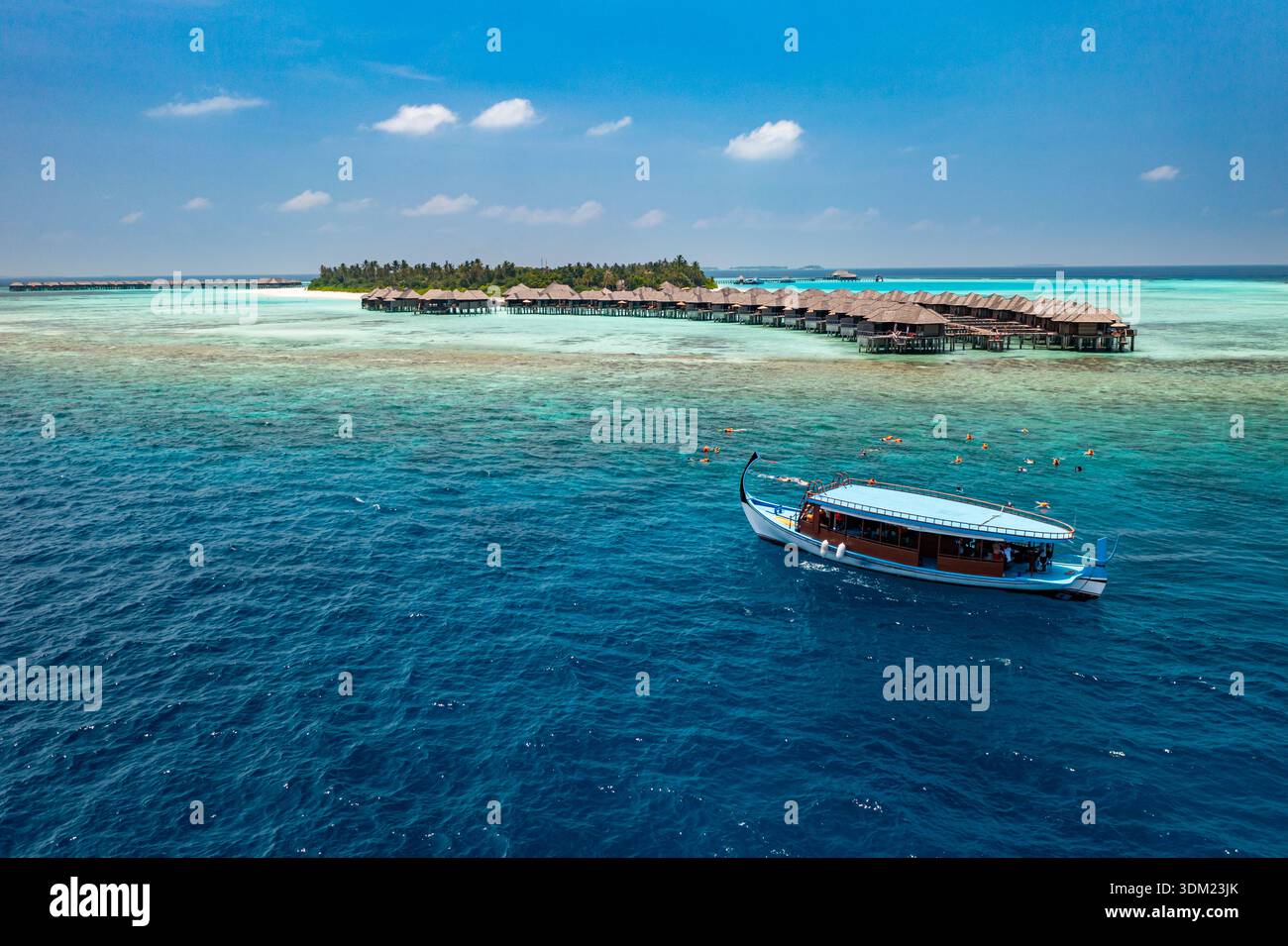 Un'isola aerea da sogno delle Maldive, un paradiso più ampio, una destinazione turistica di lusso sulle coste, un meraviglioso sfondo per le vacanze con i droni. Foto Stock