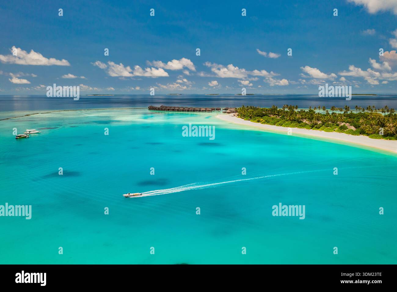 Isola aerea delle Maldive da sogno, motoscafo turchese sull'oceano, paradiso mozzafiato, destinazione turistica di lusso costiera, sfondo paesaggistico immersivo Foto Stock