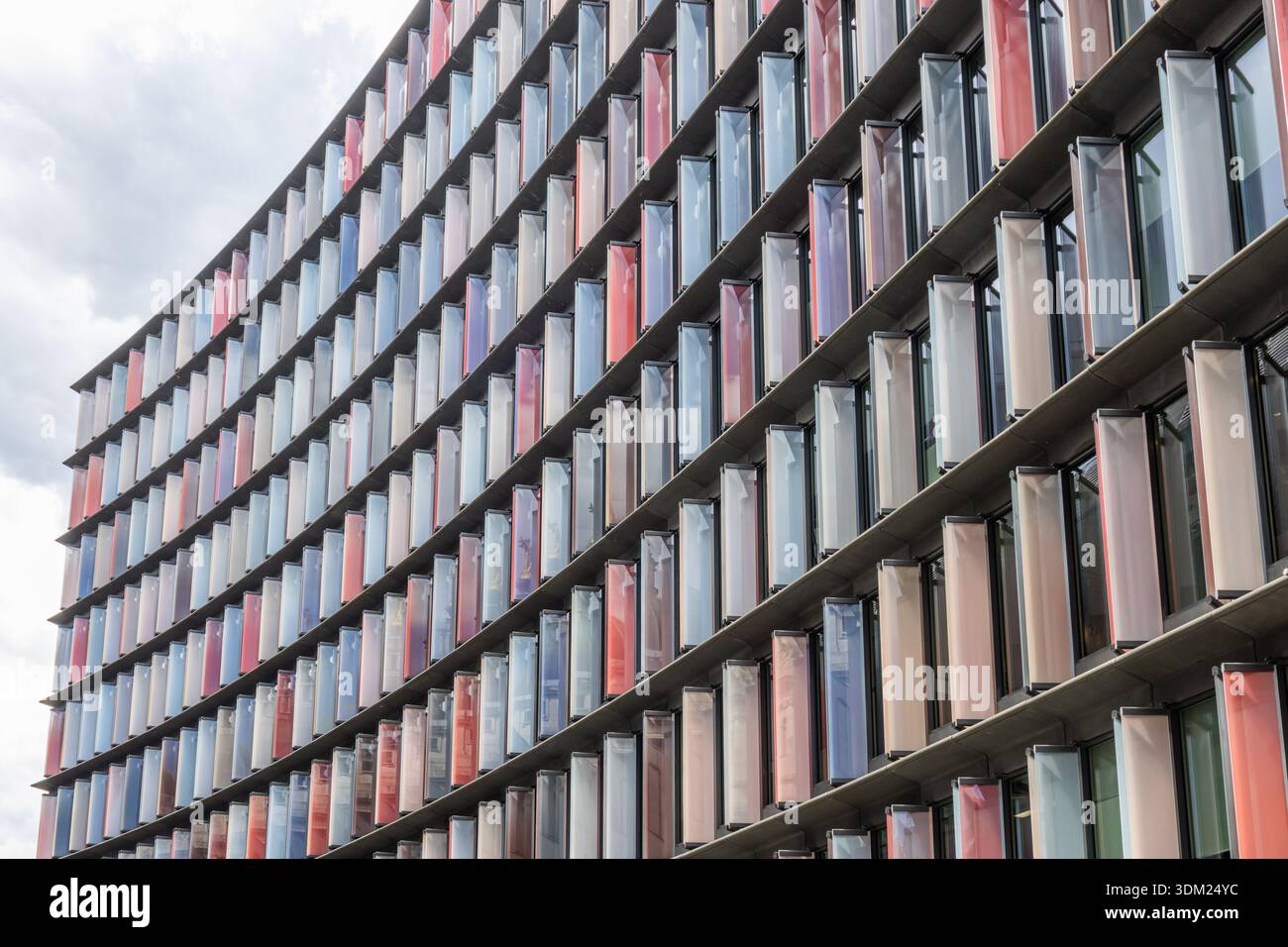 Edificio moderno con pannelli verticali colorati Foto Stock