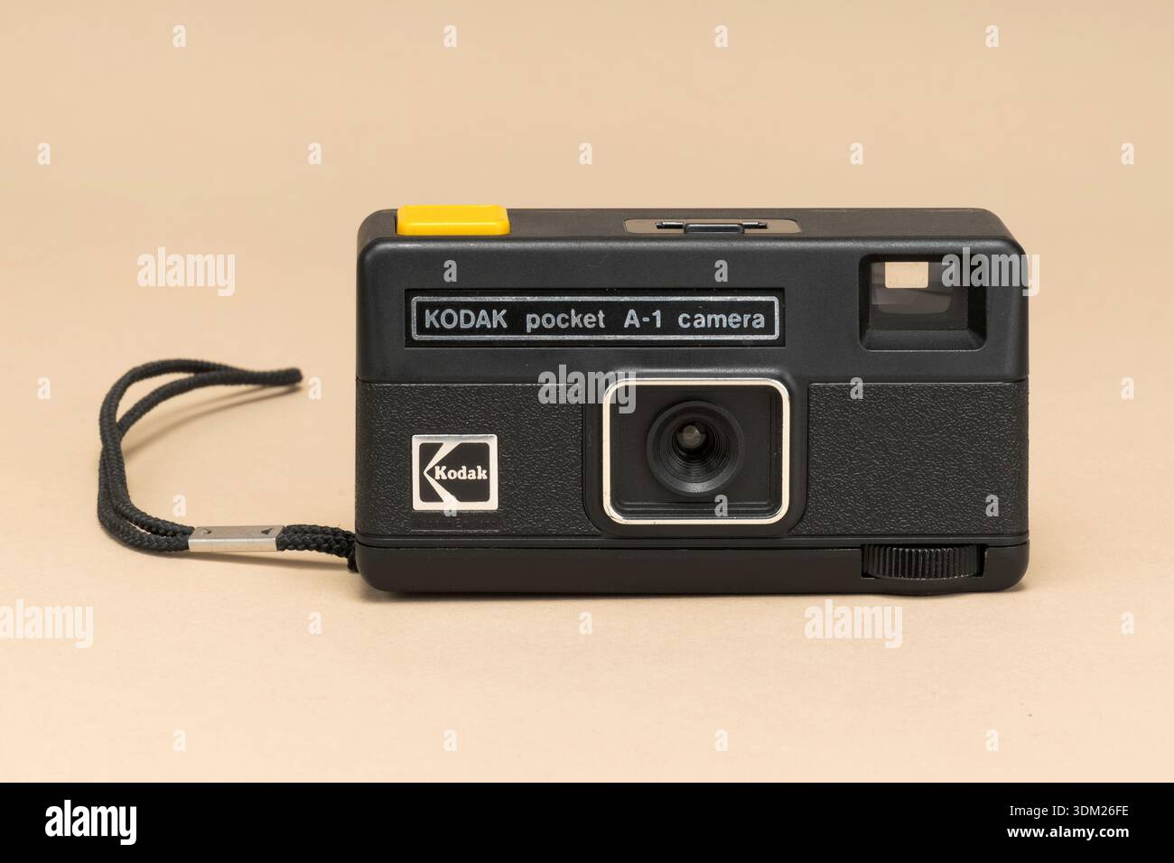 Pavia, Lombardia, Italia - 27 dicembre 2024: Fotocamera Kodak Pocket A-1 del 1978, al Museo Ctrl+Alt. Nel 1980, è stato rinominato e incluso nella fam Foto Stock