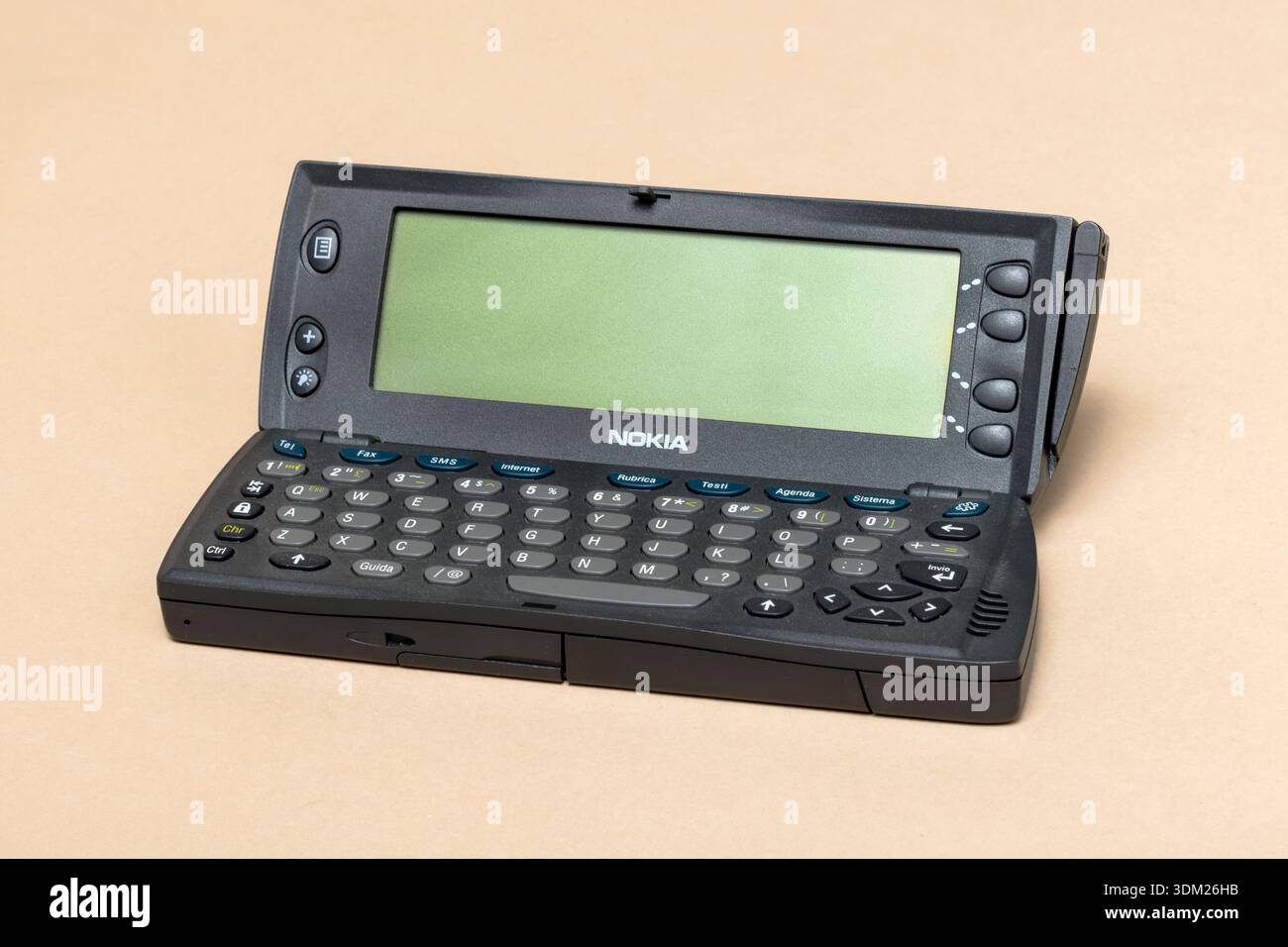 Pavia, Lombardia, Italia - 2 novembre 2024: Telefono cellulare Nokia 9210 Communicator, 2001 presso Ctrl+Alt Museum. Utilizzava un processore ARM ed era in grado di farlo Foto Stock