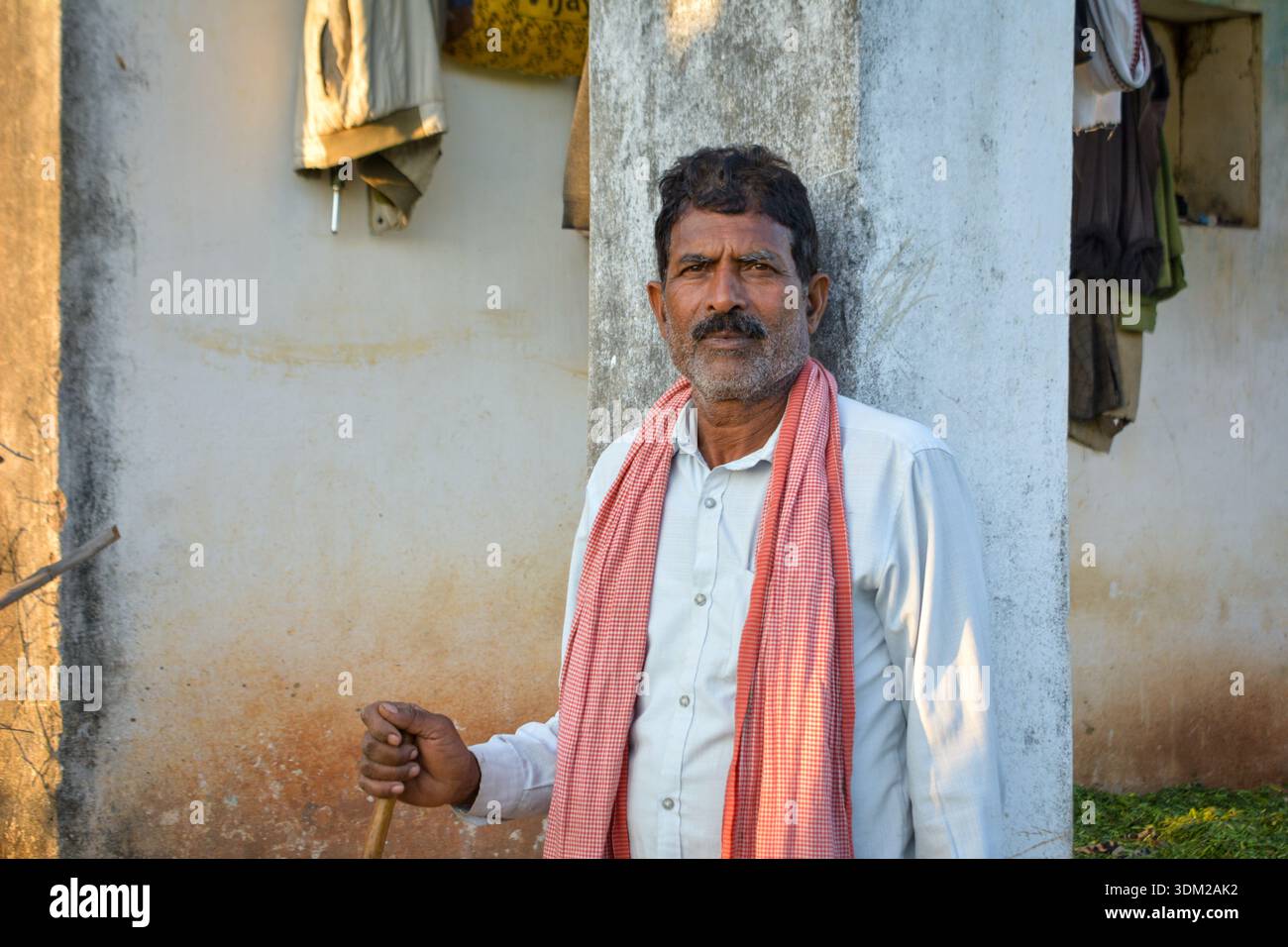 Ritratto dell'agricoltore indiano nel villaggio rurale Foto Stock