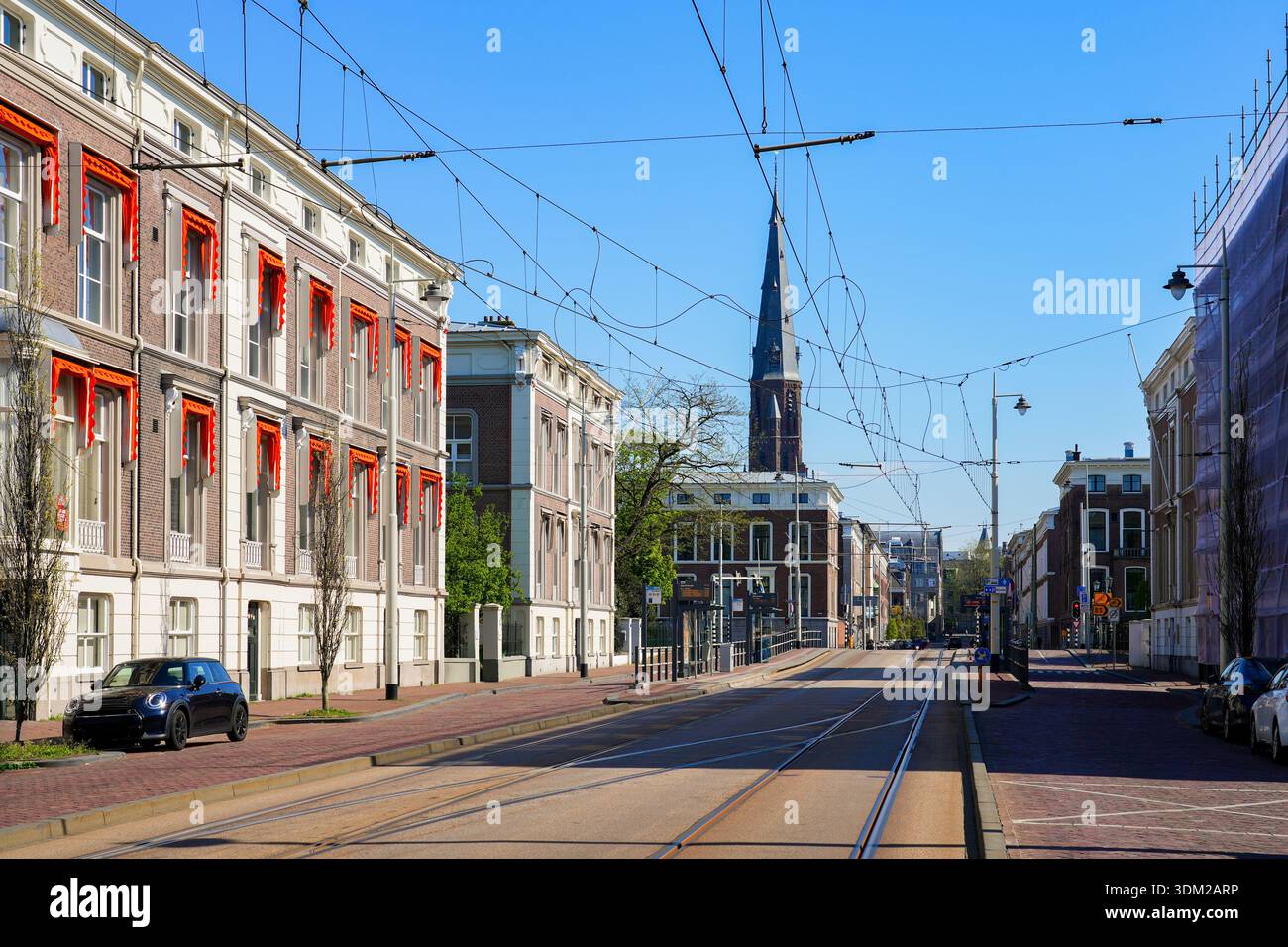 Vista sulla strada di Parkstraat con binari del tram di fronte alla chiesa di Sint-Jacobus de Meerdere a l'Aia (Den Haag), Olanda meridionale, Paesi Bassi Foto Stock