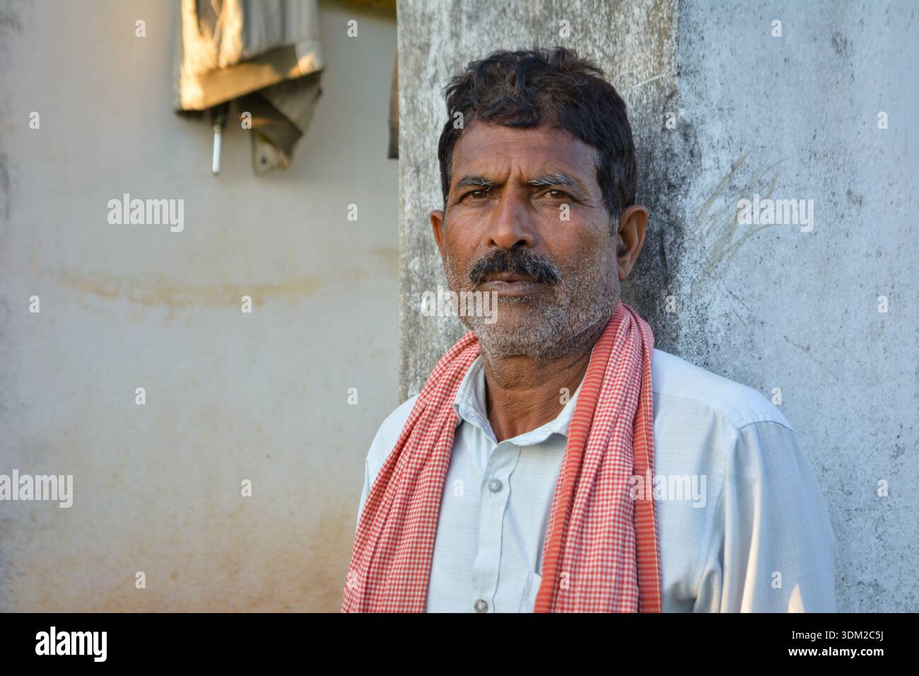 Ritratto dell'agricoltore indiano nel villaggio rurale Foto Stock
