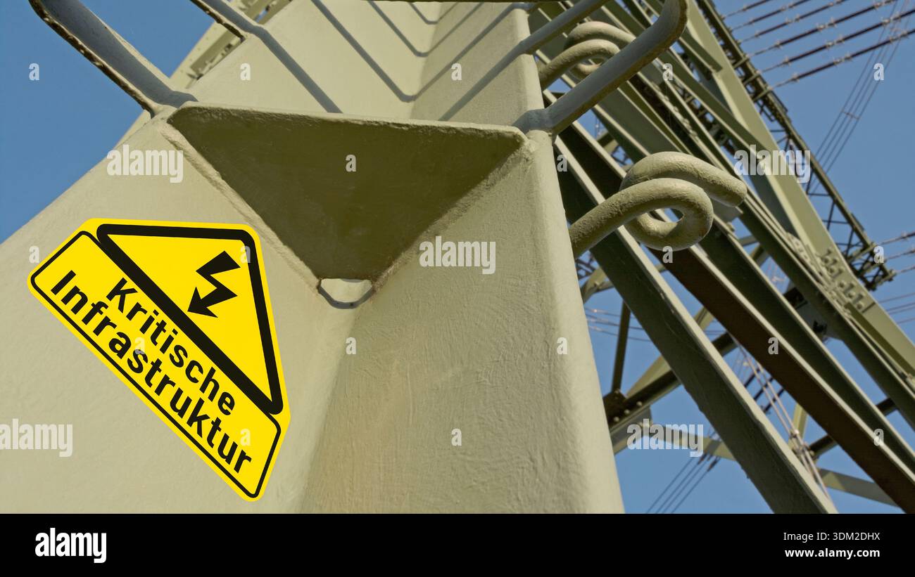 Pilone di potenza con il cartello di avvertimento tedesco „Kritische Infrastruktur“ (infrastruttura critica) Foto Stock