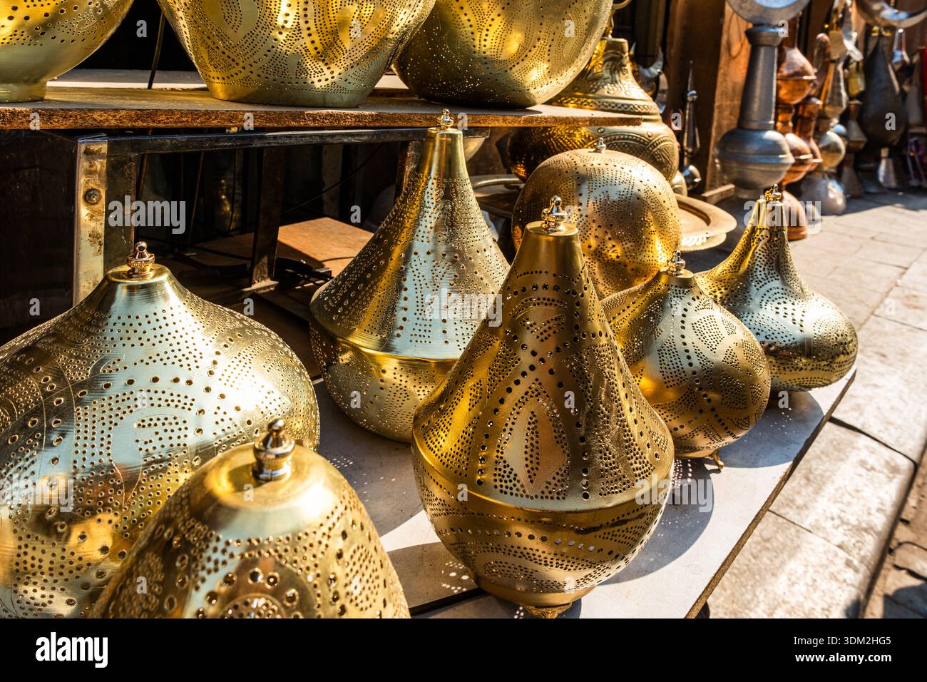 Lampade da tavolo ornate in ottone esposte in un mercato. Varie forme e dimensioni, che riflettono la tradizionale artigianato egiziano. Ideale per l'arredamento Ramadan. Foto Stock