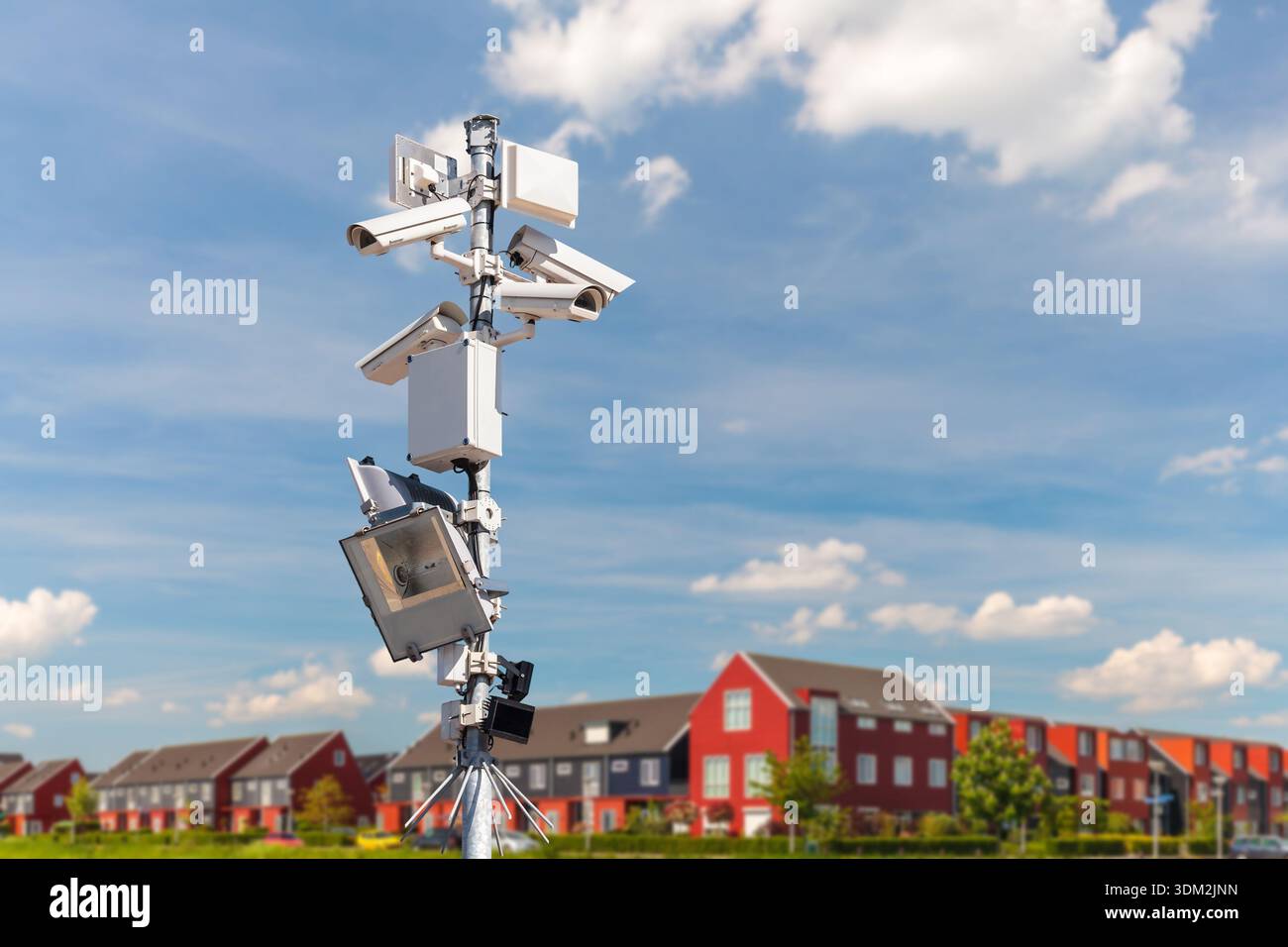 Zona residenziale olandese con case rosse e telecamere di sorveglianza di fronte Foto Stock