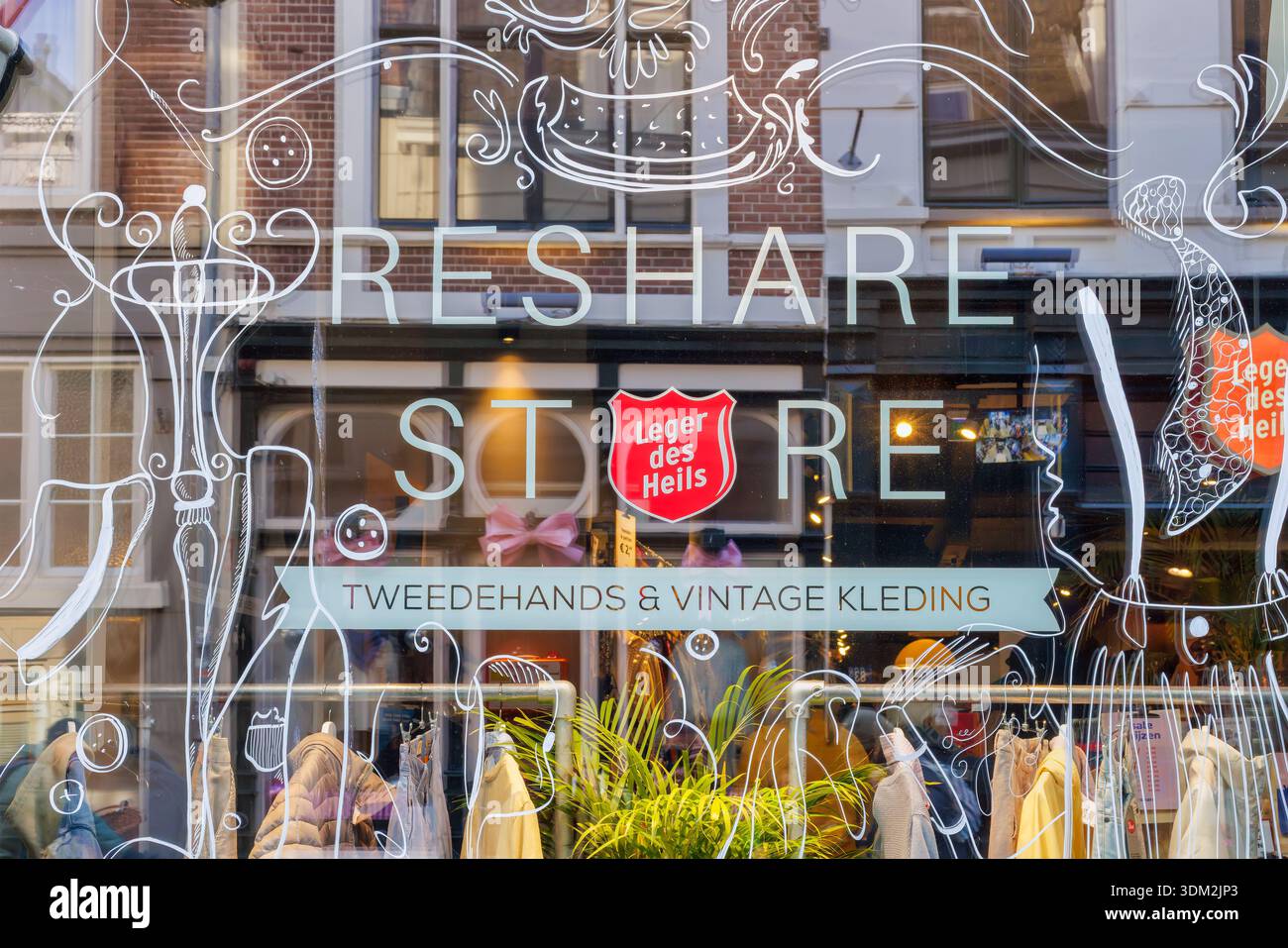 Nijmegen, Paesi Bassi - January22, 2026: Negozio Reshare dell'Esercito della salvezza con il testo olandese "abbigliamento di seconda mano e vintage" Foto Stock