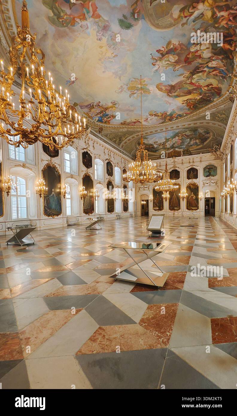 Palazzo imperiale decorato, sala Kaiserliche Hofburg con affreschi barocchi, lampadari e pavimento in marmo, Innsbruck, Austria Foto Stock