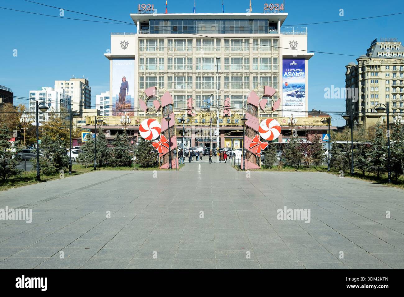 Architettura moderna dei grandi magazzini statali a Ulan Bator, Mongolia, con decorazioni stradali Foto Stock