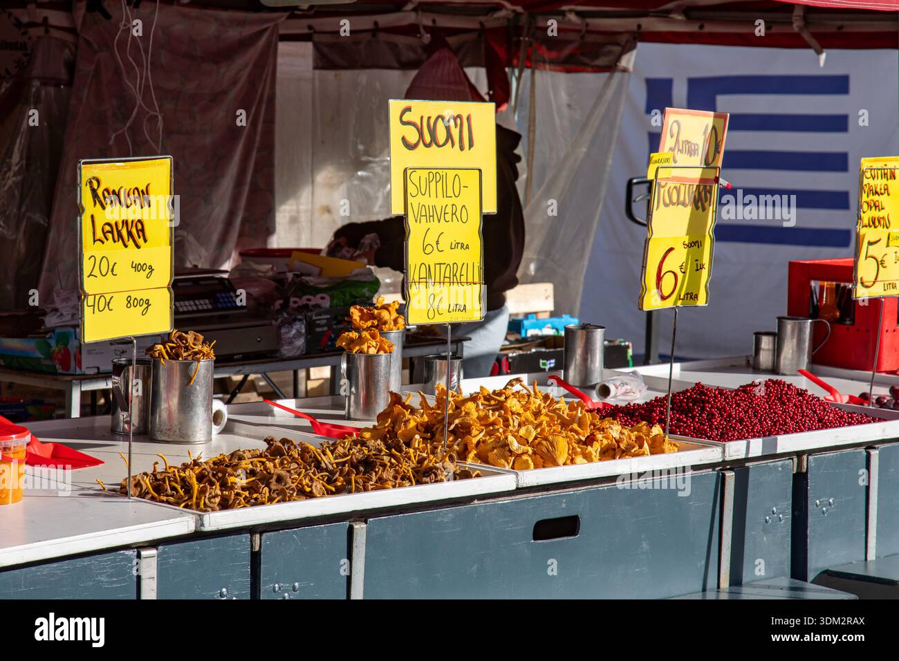 I lampadari e i canalizzatori a imbuto sono in vendita presso la piazza del mercato di Hakaniemi a Helsinki, Finlandia Foto Stock