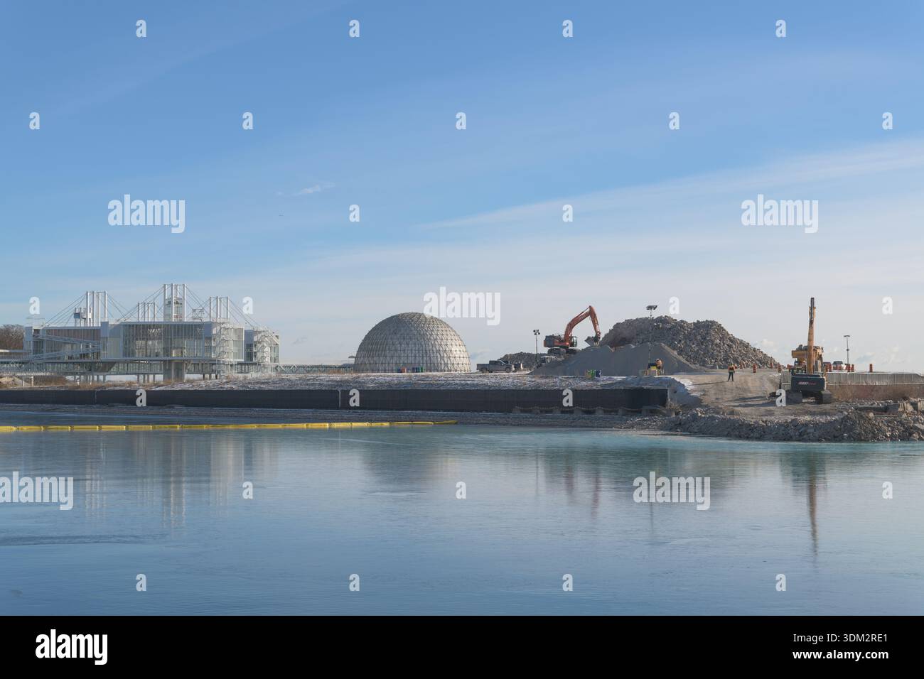 Riqualificazione di Ontario Place da parte di Therme Group vista da Martin Goodman Trl attraverso Ontario Place West Channel, Toronto Foto Stock