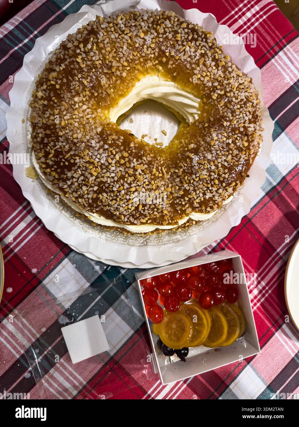 Famoso Roscon de Reyes dal Moulin Chocolat, Madrid, Spagna - Immagine stock catturata con smartphone