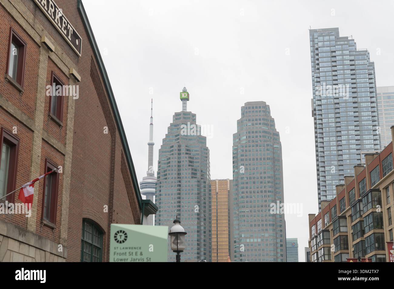Guardando verso ovest, fuori dal St Lawrence Market, fino alla TD Canada Trust Tower e Brookfield Place in una giornata di lavoro a Toronto Foto Stock