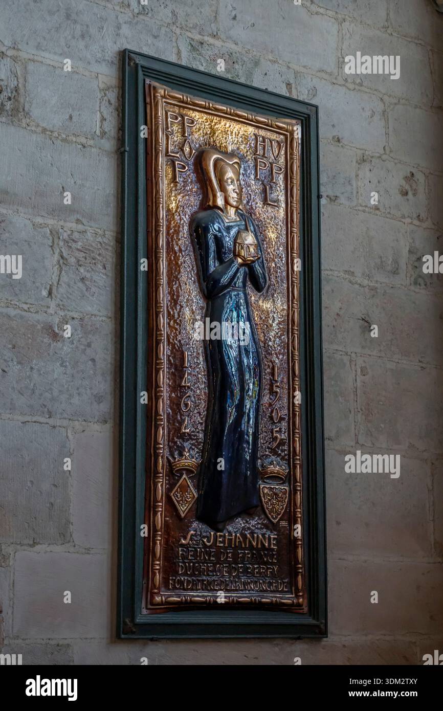 Bourges, Francia - 10 25 2025: Cattedrale di Santo Stefano. Vista di dettaglio di Santa Giovanna, Regina di Francia Foto Stock
