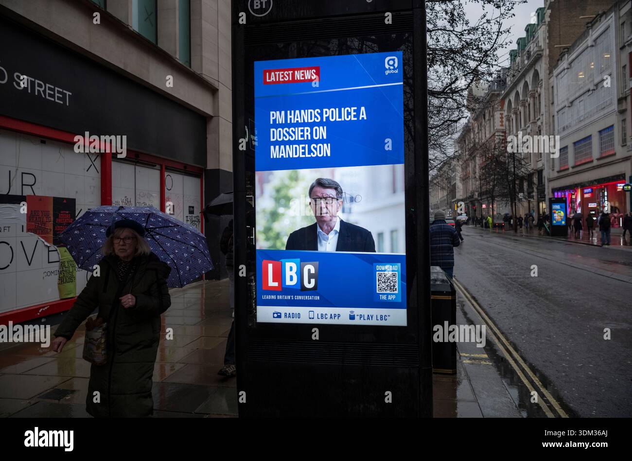 La notizia del primo ministro britannico Keir Starmer che ha consegnato alla polizia metropolitana un dossier sulle e-mail Epstein di Peter Mandelson è stata proiettata su un ultimo aggiornamento di New Oxford Street, Londra, Inghilterra, Regno Unito 3 febbraio 2026. Crediti: Jeff Gilbert/Alamy Live News Foto Stock
