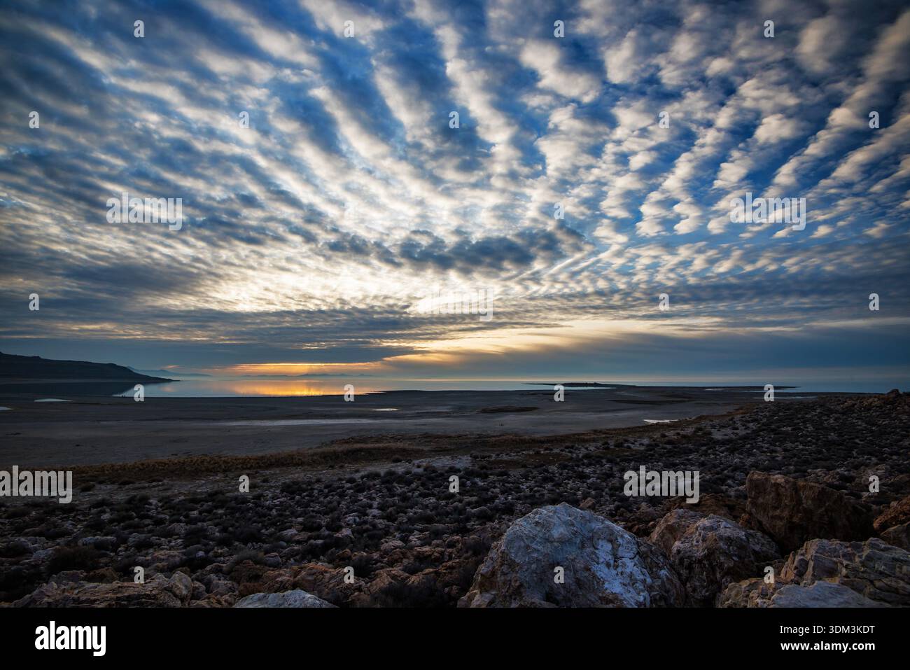 Antelope Island. Un posto bellissimo per vedere tramonti colorati lungo la spiaggia e le rive rocciose del grande Lago Salato. Foto Stock