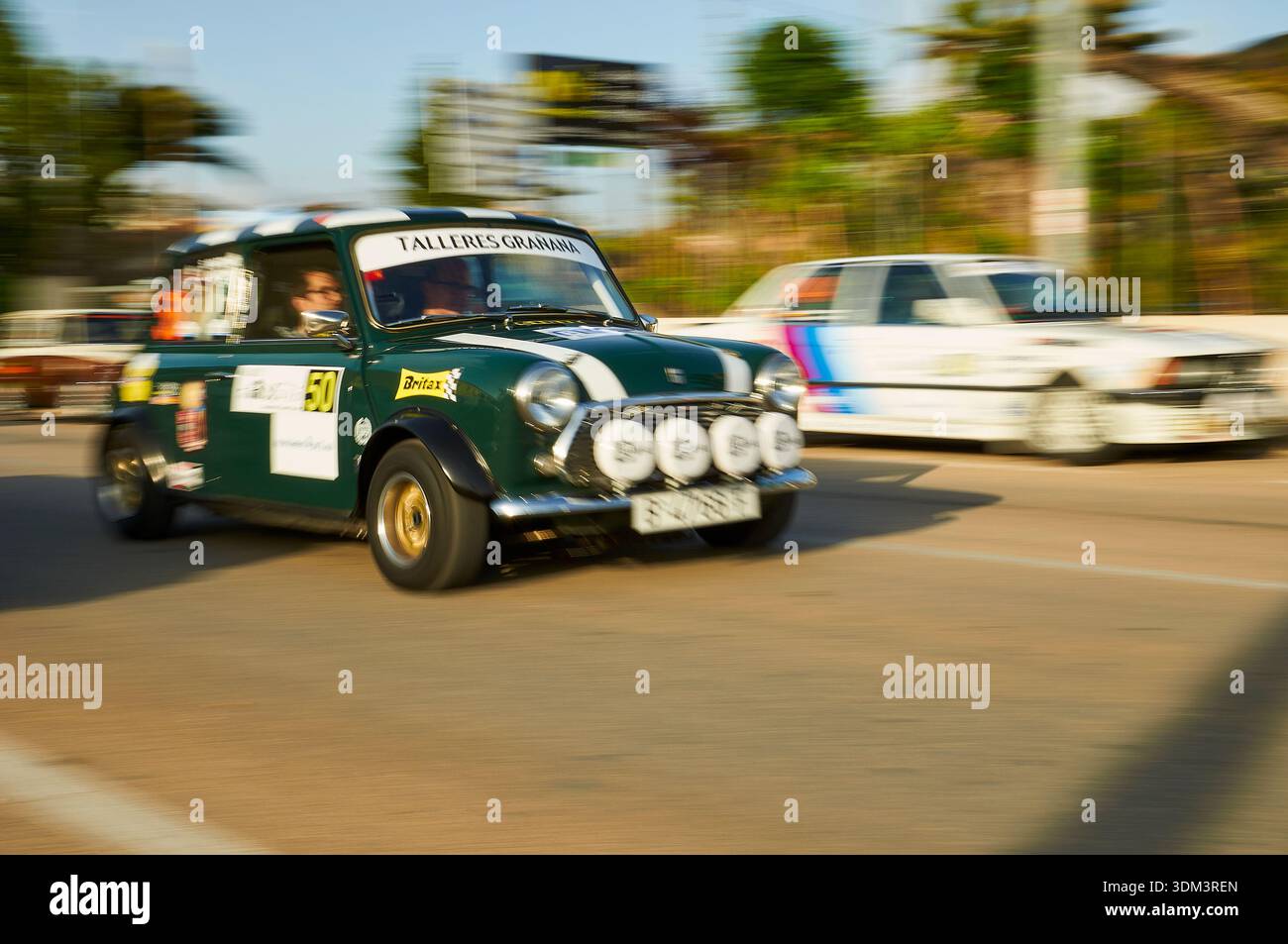 Un'auto da rally Authi Mini Cooper Mk III presso il parcheggio di servizio del concorso di auto da rally vi Rallye Bodegas Xaló 2018 (Xaló, Marina alta, Alicante, Spagna) Foto Stock