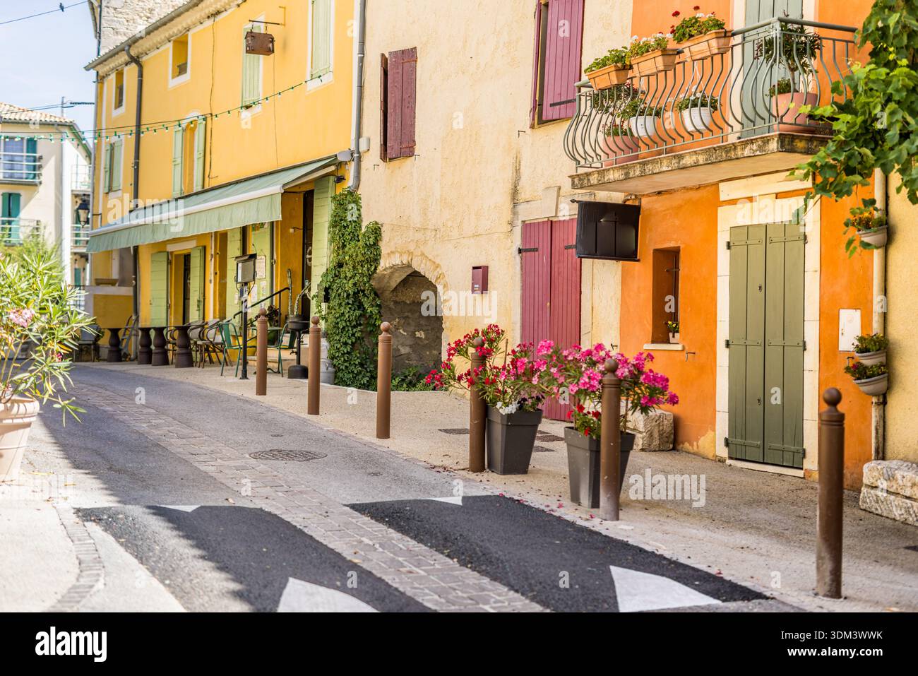 Accogliente villaggio francese del sud, piccole strade, persiane colorate, affascinante viaggio estivo, architettura paesaggistica di campagna Foto Stock
