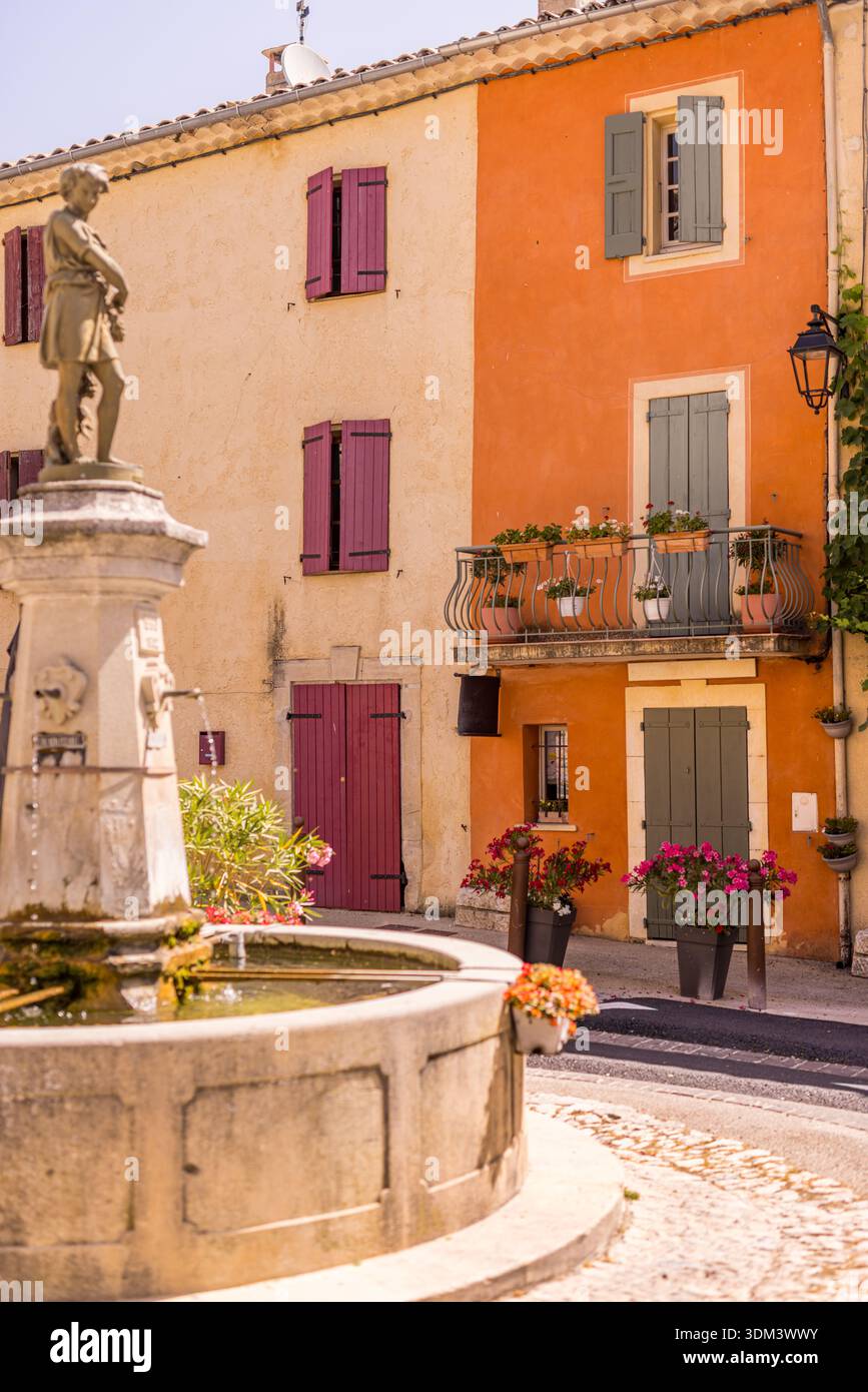 Accogliente villaggio francese del sud, piccole strade, persiane colorate, affascinante viaggio estivo, architettura paesaggistica di campagna Foto Stock