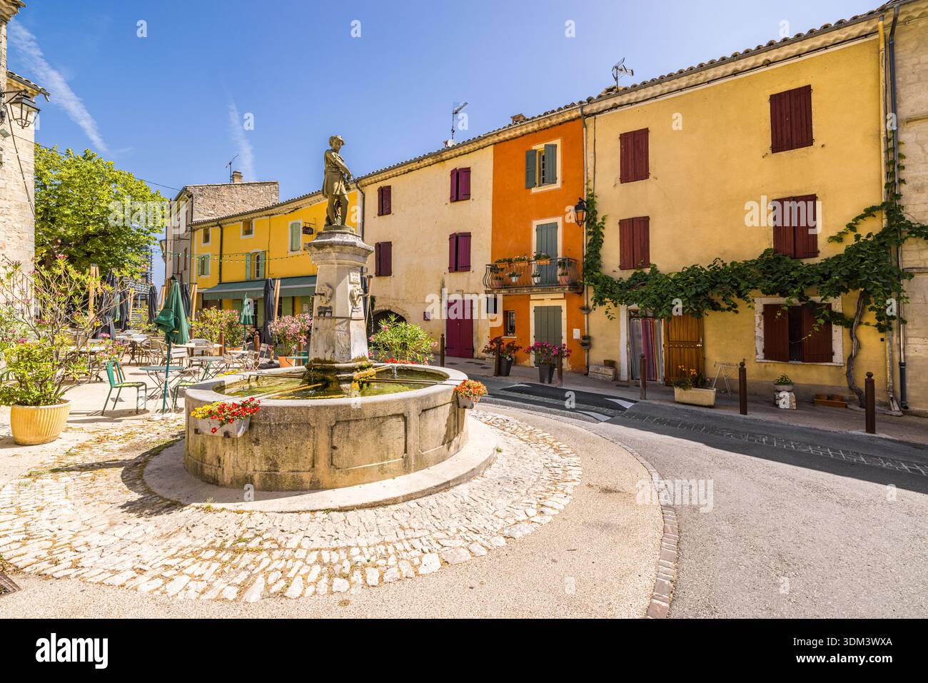 Accogliente villaggio francese del sud, piccole strade, persiane colorate, affascinante viaggio estivo, architettura paesaggistica di campagna Foto Stock