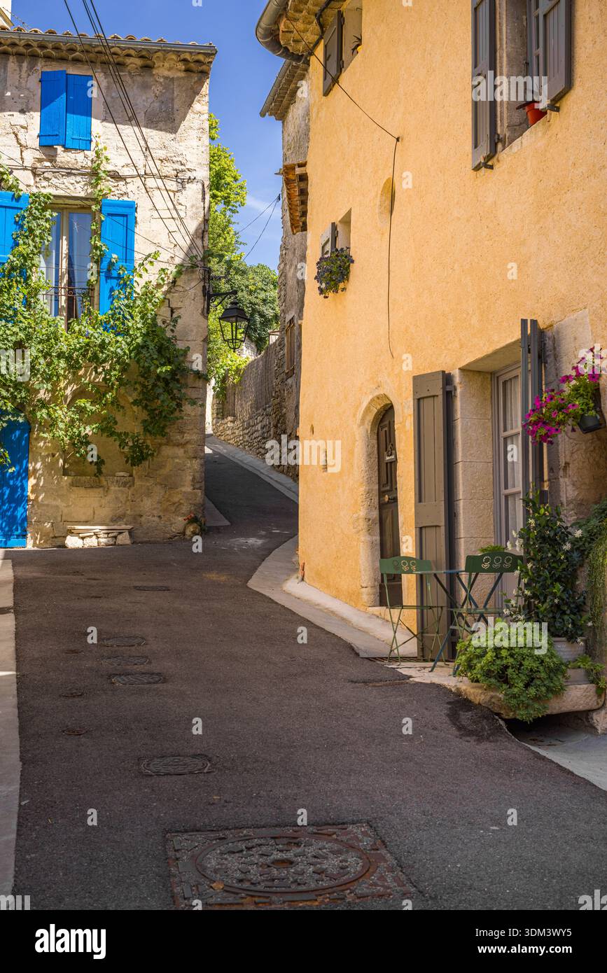 Accogliente villaggio francese del sud, piccole strade, persiane colorate, affascinante viaggio estivo, architettura paesaggistica di campagna Foto Stock