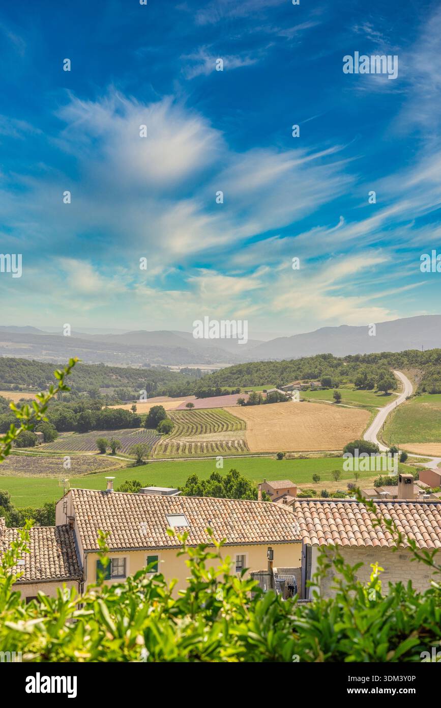 Francia Provenza paesaggio di campagna cielo soleggiato agricoltura idilliaca natura rurale panorama panoramico Foto Stock