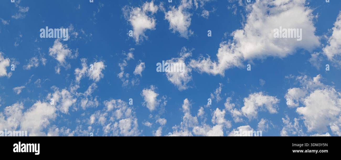 Cielo azzurro e soleggiato con soffici nuvole bianche sfondo naturale del paesaggio panoramico, luminoso giorno d'estate, suggestivo paesaggio all'aperto Foto Stock