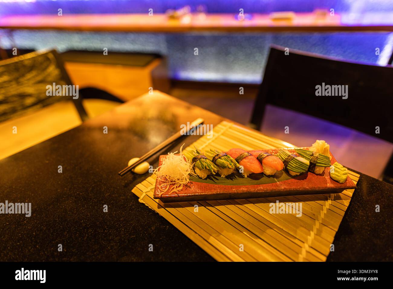Splendido bancone del ristorante asiatico con sushi di lusso, elegante scena gastronomica Foto Stock