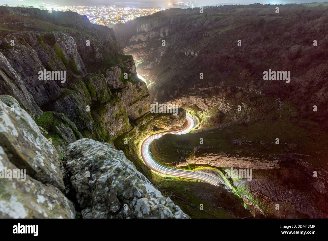 Foto notturna dei sentieri leggeri presso l'ansa a ferro di cavallo della gola di Cheddar nel Somerset Foto Stock