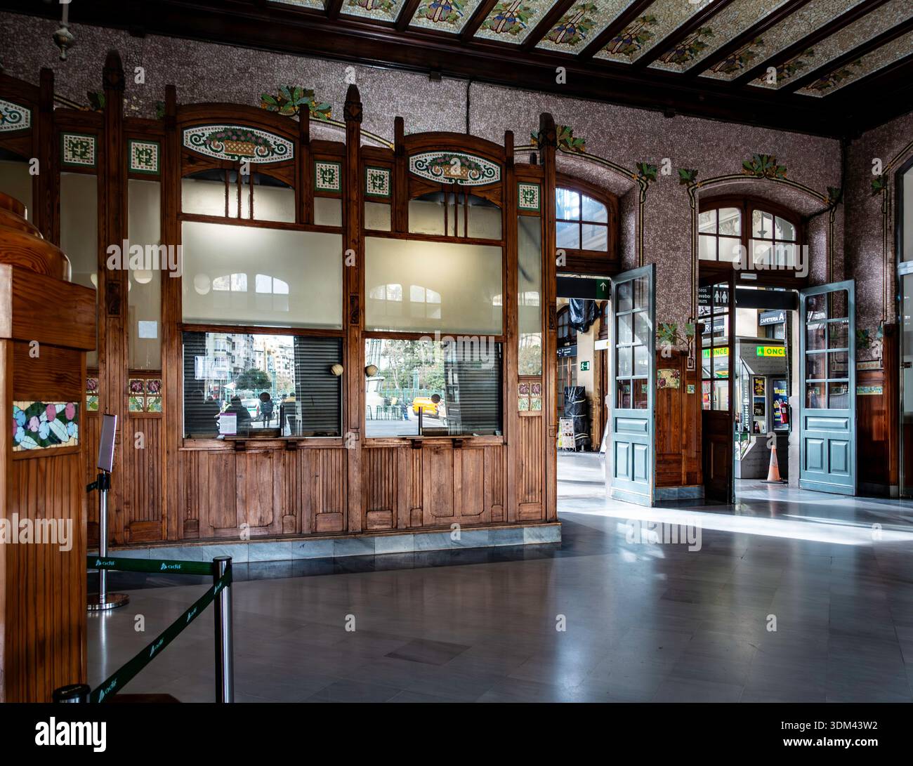 Interni decorati modernisti della stazione nord di Valencia, Spagna. Presenta intricate biglietterie intagliate in legno e vivaci soffitti e pareti piastrellate a mosaico. Foto Stock