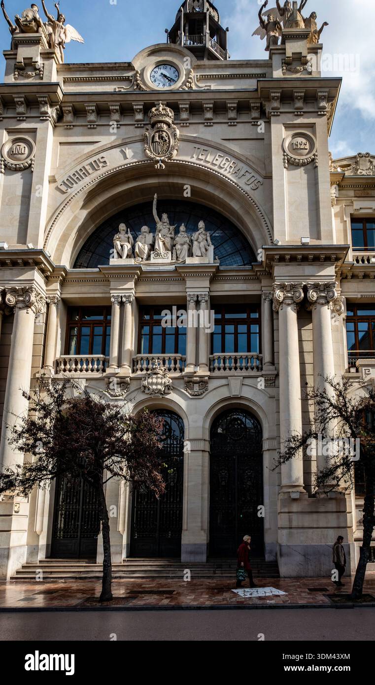 La maestosa facciata del Palacio de Comunicaciones a Valencia, Spagna. Questo storico edificio eclettico del 1922 presenta sculture e archi ornati. Foto Stock