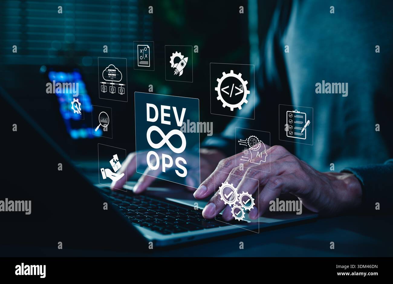 DevOps e concetto di automazione del software che mostrano un flusso di lavoro di sviluppo basato su intelligenza artificiale, integrazione continua e implementazione, con uno sviluppatore che digita Foto Stock
