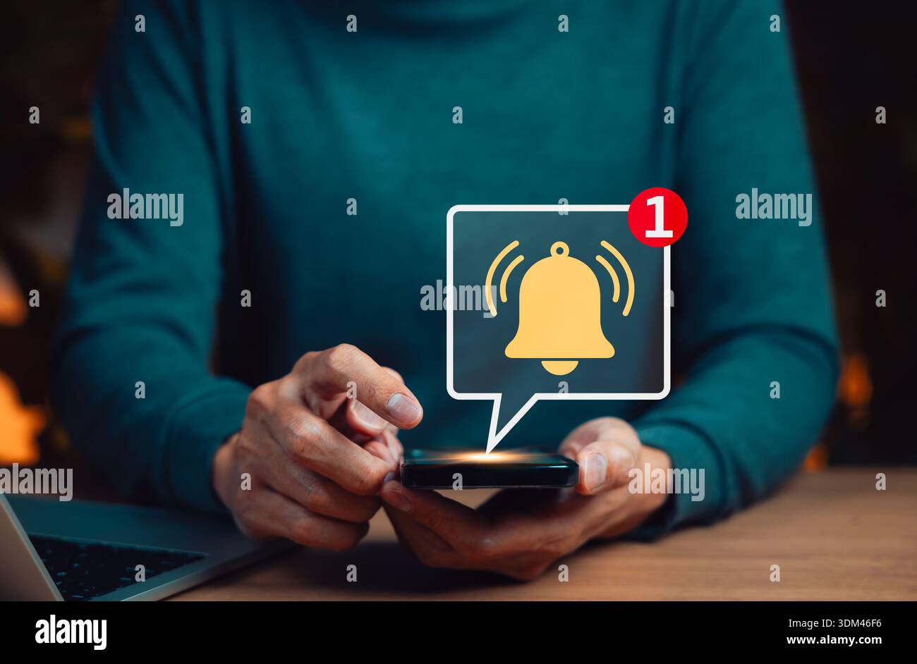 Concetto di avviso di notifica mobile. Uomo con le mani in mano che tiene lo smartphone con l'icona della campana e l'indicatore dei messaggi che simboleggiano avvisi in tempo reale, promemoria, Foto Stock