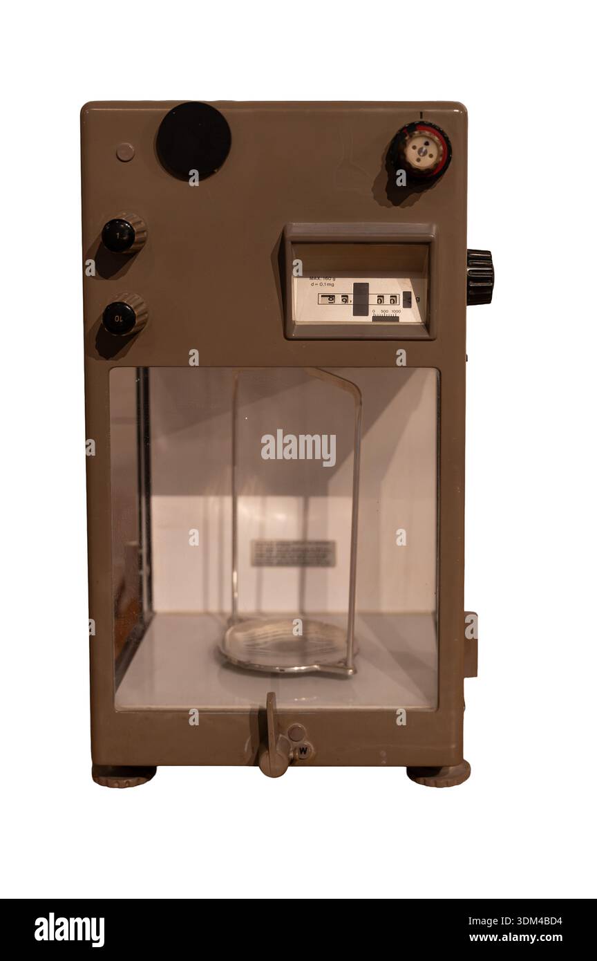 Shot isolato di una bilancia analitica da laboratorio vintage ad alta precisione, un classico strumento scientifico, posizionato su sfondo bianco puro. Foto Stock