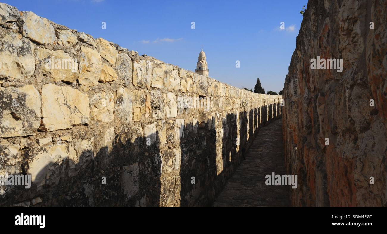 Vista dalla cima delle antiche mura che circondano la città vecchia di Gerusalemme Foto Stock