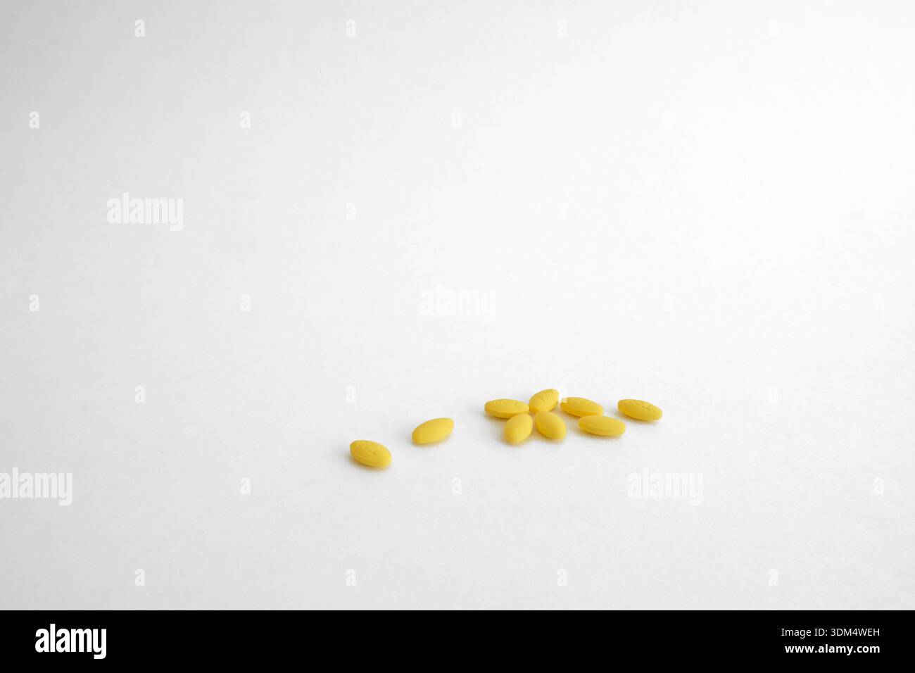 Generico no marca tadalafil compresse usato per trattare la disfunzione erettile (ed) aumentando il flusso sanguigno; spazio di copia bianco. Foto Stock