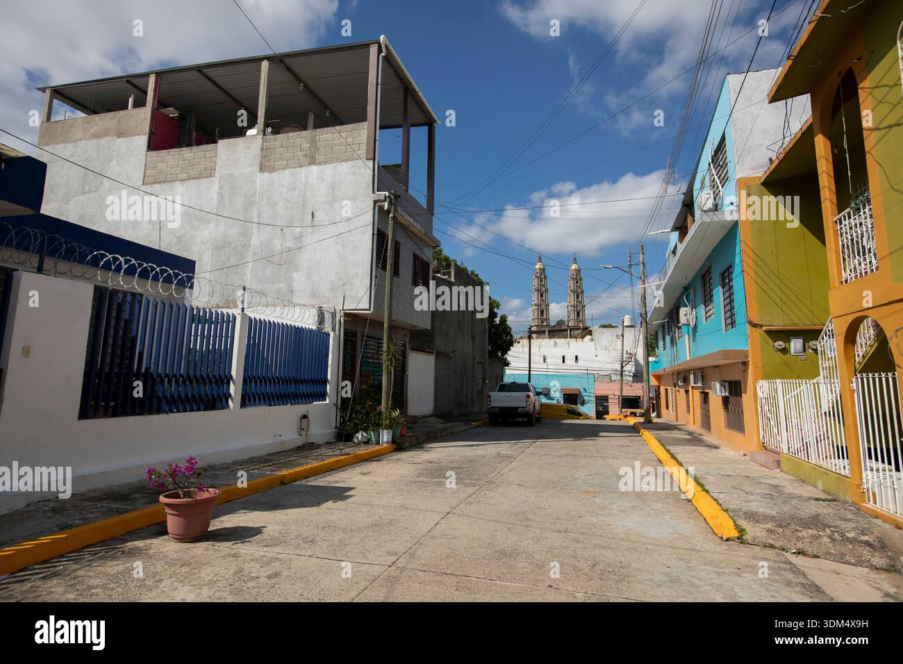 Le nuvole su un cielo blu passano davanti a un colorato quartiere del centro di Villahermosa, Tabasco, Messico. Foto Stock