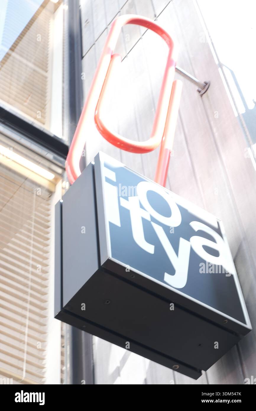 Iconico Red Paperclip Sign of Itoya Stationery Store a Ginza, Tokyo Foto Stock