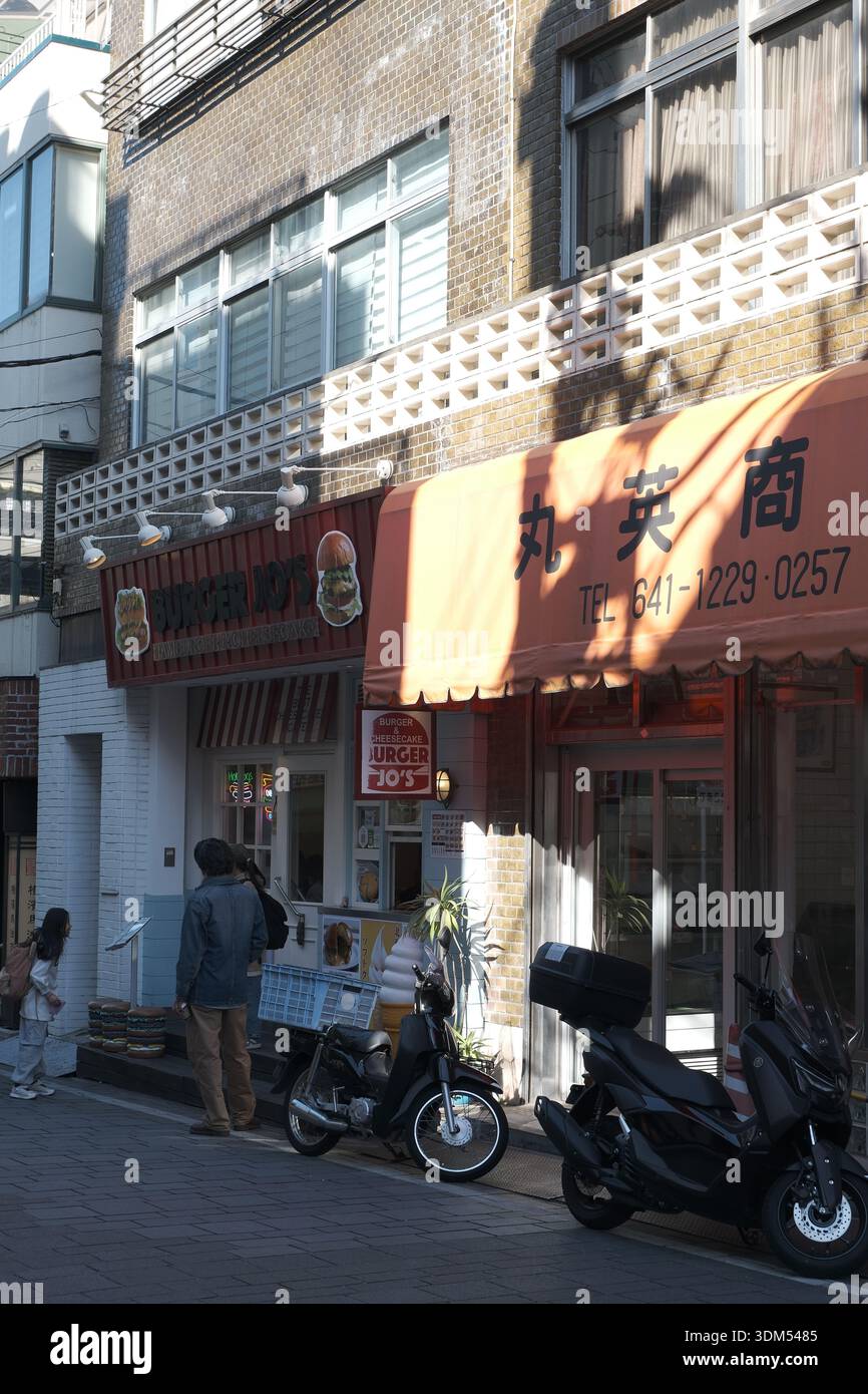 Edificio tradizionale in mattoni e negozi locali nel quartiere commerciale Motomachi, Yokohama Foto Stock